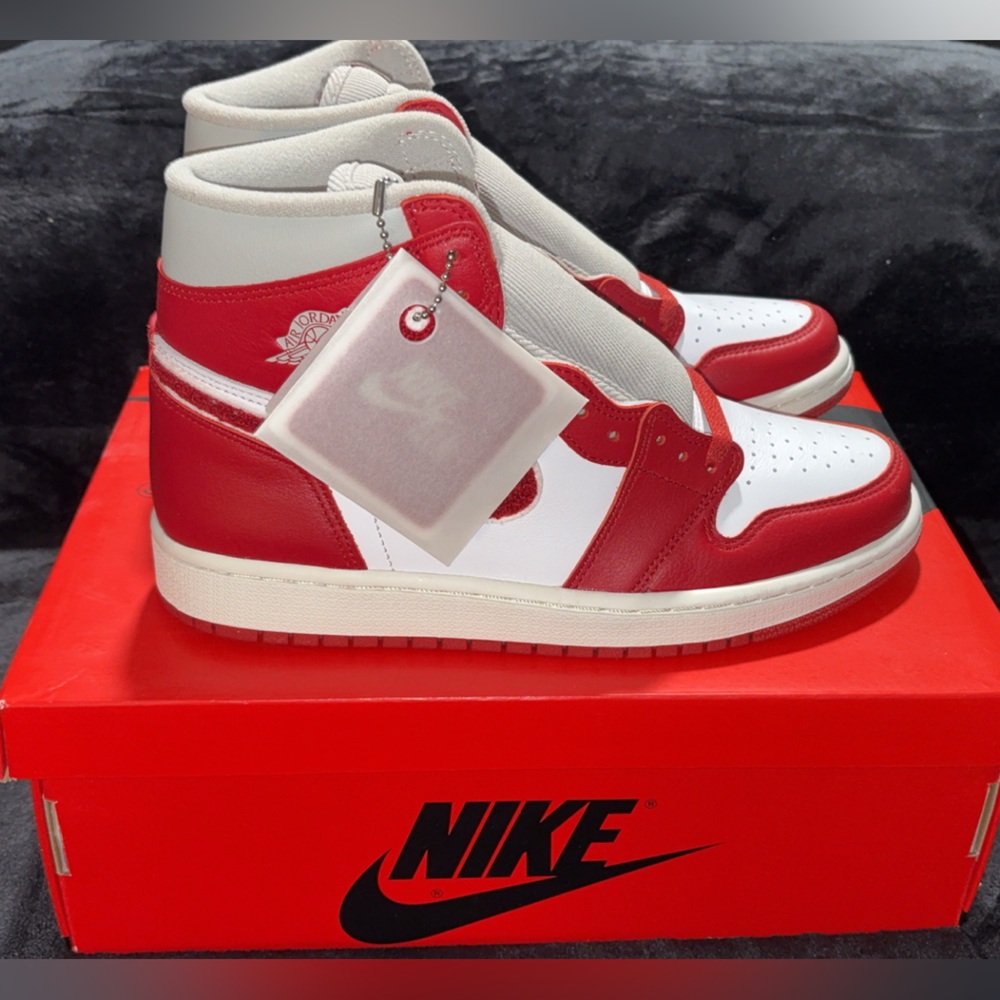***NEW*** Jordan 1 Retro High OG Varsity Red (Women's)